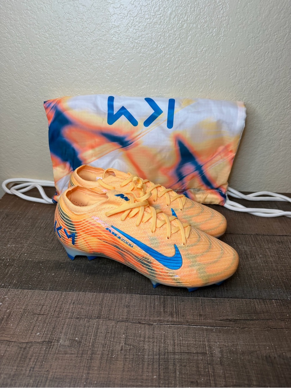 Nike Zoom Mercurial Vapor 16 Elite FG Kylian Mbappe.
- Size 6.5 Men / 8 Women.